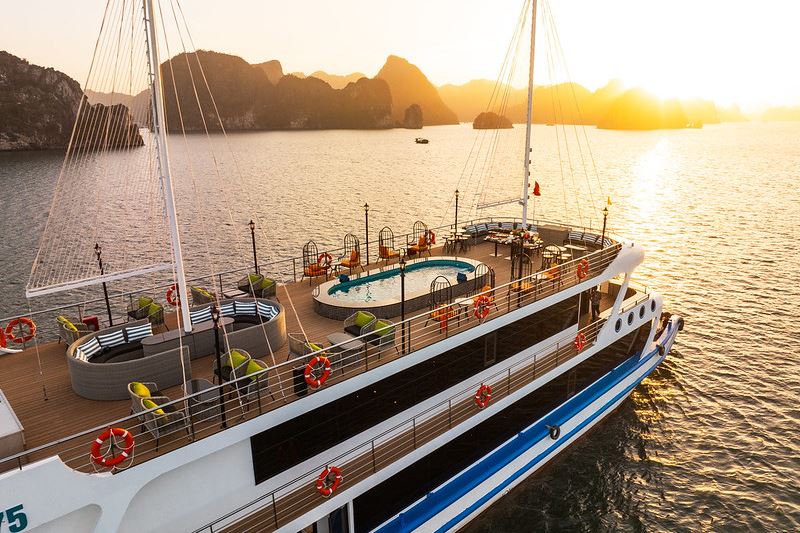 LA CASTA DAILY & PREMIER CRUISES 5 STAR