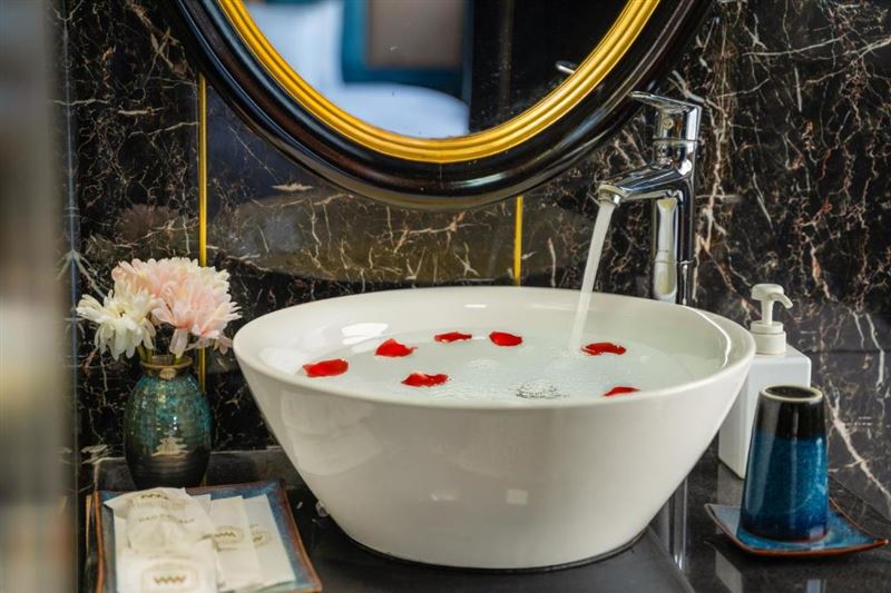 Halong La Casta Cruise - 2 Day 1 Night Tour From Hanoi