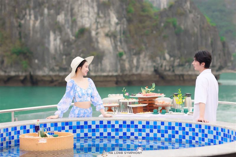 Symphony Cruise Ha Long Bay – Luxury Day Cruise Experience